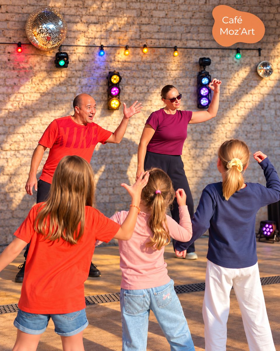 Des enfants suivent l'initiation hip-hop devant un mur de briques éclairé